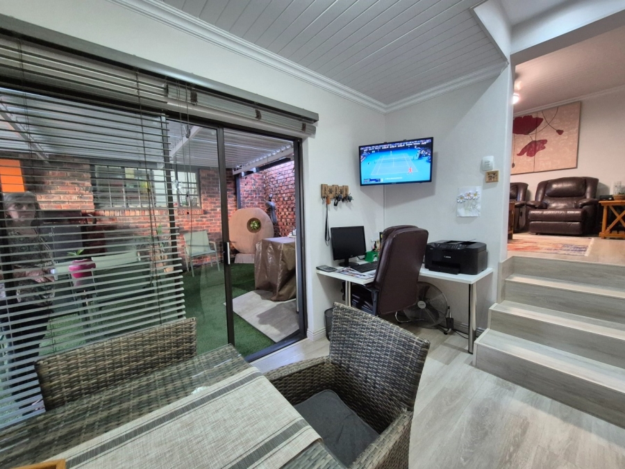 5 Bedroom Property for Sale in Langenhovenpark Free State